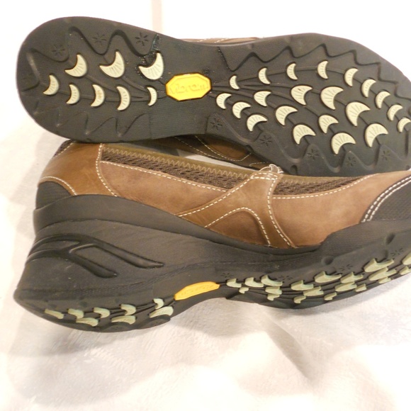 AHNU WOMENS 9 SHOES WALKING CASUAL OUTDOOR - Picture 2 of 4